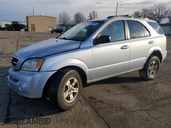 2005 Kia Sorento LX z VIN KNDJC733455442137, wystawiony jako Copart lot #46496065 z przebiegiem 118 299 mil mil oraz Szkoda całkowita • Salvage title. Historia ofert i sprzedaży dostępna na DreamBid. Obrazek 1.