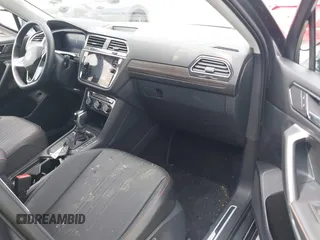 2024 Volkswagen Tiguan Wolfsburg Edition z VIN 3VV6B7AX3RM228613, wystawiony jako IAAI lot #41904996 z przebiegiem 3 129 mil mil oraz . Historia ofert i sprzedaży dostępna na DreamBid. Obrazek 5.