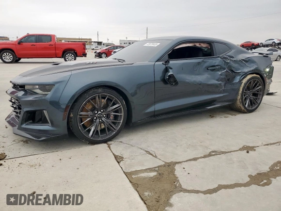 2023 Chevrolet Camaro ZL1 z VIN 1G1FK1R66P0100964, wystawiony jako Copart lot #45670485 z przebiegiem 28 165 mil mil oraz Szkody całkowita. Historia ofert i sprzedaży dostępna na DreamBid. Obrazek 1.