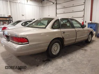 1995 Ford Crown Victoria LX с VIN 2FALP74W0SX195270, выставлен на аукционе IAAI как лот 41840082 с пробегом 139 967 миль миль и . История ставок и продаж доступна на DreamBid. Изображение 4.