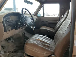 1996 Ford Bronco XL z VIN 1FMEU15N0TLB63427, wystawiony jako Copart lot #82779084 z przebiegiem 175 679 mil mil oraz Szkoda całkowita • Salvage title. Historia ofert i sprzedaży dostępna na DreamBid. Obrazek 7.