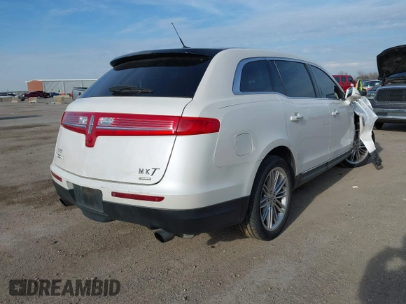 2014 Lincoln MKT EcoBoost z VIN 2LMHJ5AT2EBL57269, wystawiony jako IAAI lot #41440818 z przebiegiem 135 896 mil mil oraz . Historia ofert i sprzedaży dostępna na DreamBid. Obrazek 4.