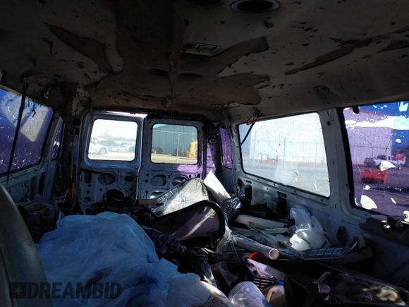1998 Ford Econoline Wagon XL z VIN 1FBSS31L9WHA39178, wystawiony jako IAAI lot #41377362 z przebiegiem 326 270 mil mil oraz . Historia ofert i sprzedaży dostępna na DreamBid. Obrazek 8.