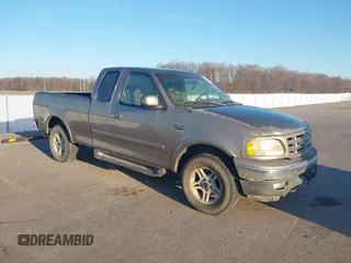 2001 Ford F-150 XL z VIN 2FTRX18W31CA83001, wystawiony jako IAAI lot #41721462 z przebiegiem 214 386 mil mil oraz . Historia ofert i sprzedaży dostępna na DreamBid. Obrazek 1.