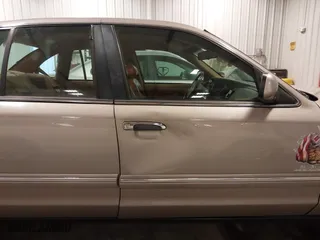 1995 Ford Crown Victoria LX with VIN 2FALP74W0SX195270, listed as a IAAI auction lot 41840082 with 139,967 mi miles. Bid and sale history available at carsss.com. Image 20.