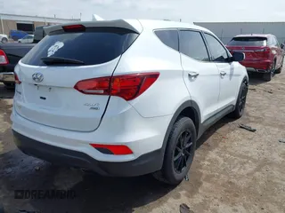 2017 Hyundai Santa Fe 2.4L z VIN 5XYZTDLB3HG439072, wystawiony jako IAAI lot #42061127 z przebiegiem 145 864 mil mil oraz . Historia ofert i sprzedaży dostępna na DreamBid. Obrazek 4.