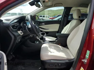 2020 Buick Encore GX Select z VIN KL4MMESL7LB104563, wystawiony jako Copart lot #57122215 z przebiegiem 48 916 mil mil oraz Szkoda całkowita • Salvage title. Historia ofert i sprzedaży dostępna na DreamBid. Obrazek 7.