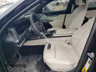 2023 BMW i7 xDrive60 z VIN WBY53EJ0XPCN41041, wystawiony jako Copart lot #47392304 z przebiegiem 5873 mil mil oraz . Historia ofert i sprzedaży dostępna na DreamBid. Obrazek 7.