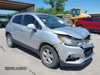 2020 Chevrolet Trax LS z VIN KL7CJKSB8LB030471, wystawiony jako IAAI lot #42292303 z przebiegiem 67 570 mil mil oraz . Historia ofert i sprzedaży dostępna na DreamBid. Obrazek 1.