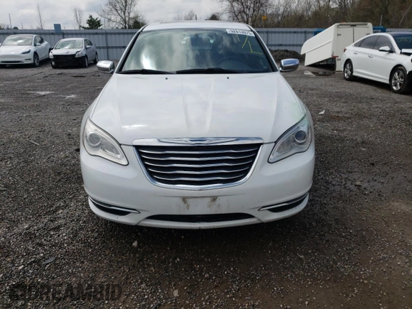 2014 Chrysler 200 Limited z VIN 1C3CCBCG2EN194361, wystawiony jako Copart lot #52613075 z przebiegiem 177 651 mil mil oraz Szkoda całkowita • Salvage title. Historia ofert i sprzedaży dostępna na DreamBid. Obrazek 5.