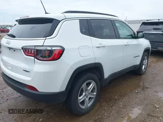 2024 Jeep Compass Latitude с VIN 3C4NJDBN3RT597390, выставлен на аукционе IAAI как лот 42499864 с пробегом 42 699 миль миль и . История ставок и продаж доступна на DreamBid. Изображение 4.