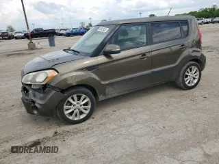 2013 Kia Soul + z VIN KNDJT2A63D7566502, wystawiony jako Copart lot #56549535 z przebiegiem 201 432 mil mil oraz Szkoda całkowita • Salvage title. Historia ofert i sprzedaży dostępna na DreamBid. Obrazek 1.