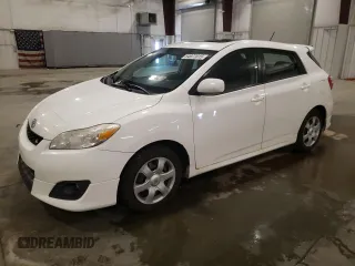 2010 Toyota Matrix S z VIN 2T1KE4EE2AC037662, wystawiony jako Copart lot #54977015 z przebiegiem 163 187 mil mil oraz Szkoda całkowita • Salvage title. Historia ofert i sprzedaży dostępna na DreamBid. Obrazek 1.