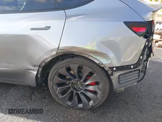 2024 Tesla Model Y Performance z VIN 7SAYGDEF5RA322392, wystawiony jako IAAI lot #41939339 z przebiegiem 20 808 mil mil oraz . Historia ofert i sprzedaży dostępna na DreamBid. Obrazek 6.