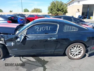 2012 Ford Mustang Premium z VIN 1ZVBP8AM8C5230247, wystawiony jako IAAI lot #41721081 z przebiegiem 118 868 mil mil oraz . Historia ofert i sprzedaży dostępna na DreamBid. Obrazek 15.
