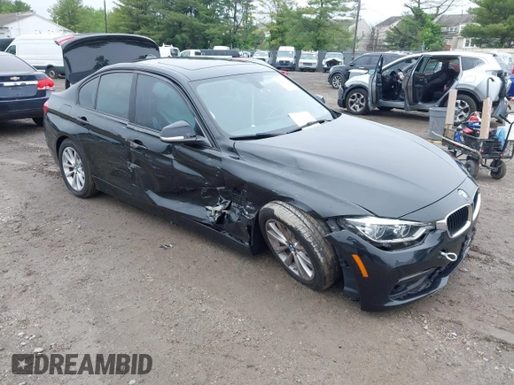 2018 BMW 3 Series 320i xDrive z VIN WBA8E5G59JNU46619, wystawiony jako IAAI lot #42279952 z przebiegiem 44 929 mil mil oraz . Historia ofert i sprzedaży dostępna na DreamBid. Obrazek 1.