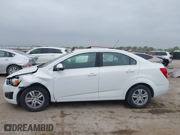 2015 Chevrolet Sonic LT z VIN 1G1JC5SH7F4112395, wystawiony jako IAAI lot #41931652 z przebiegiem 131 610 mil mil oraz . Historia ofert i sprzedaży dostępna na DreamBid. Obrazek 14.