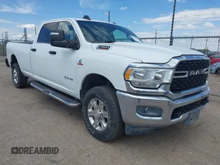 2024 Ram 2500 Big Horn z VIN 3C6UR5JL4RG340524, wystawiony jako IAAI lot #42423835 z przebiegiem 8 690 mil mil oraz . Historia ofert i sprzedaży dostępna na DreamBid. Obrazek 1.