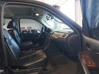 2008 Cadillac Escalade ESV z VIN 1GYFK66818R161446, wystawiony jako IAAI lot #42121700 z przebiegiem 176 684 mil mil oraz . Historia ofert i sprzedaży dostępna na DreamBid. Obrazek 5.