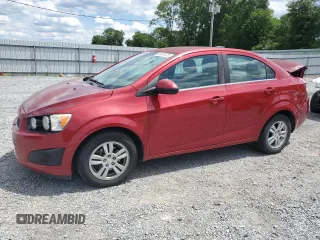 2015 Chevrolet Sonic LT z VIN 1G1JC5SH1F4220754, wystawiony jako Copart lot #56026475 z przebiegiem 152 156 mil mil oraz Szkody całkowita. Historia ofert i sprzedaży dostępna na DreamBid. Obrazek 1.