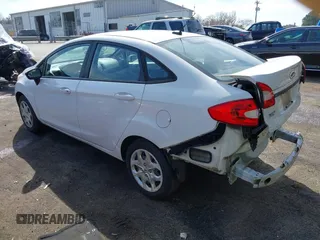 2013 Ford Fiesta S z VIN 3FADP4AJ9DM191664, wystawiony jako IAAI lot #41827196 z przebiegiem 111 982 mil mil oraz . Historia ofert i sprzedaży dostępna na DreamBid. Obrazek 3.