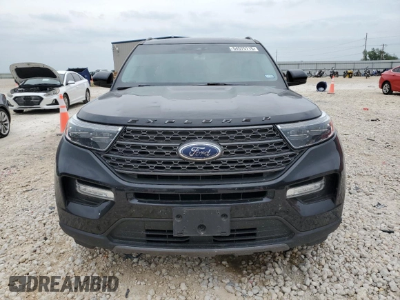 2022 Ford Explorer XLT z VIN 1FMSK7DH6NGB62558, wystawiony jako Copart lot #54575715 z przebiegiem 57 056 mil mil oraz Czysty tytuł • Clean title. Historia ofert i sprzedaży dostępna na DreamBid. Obrazek 5.