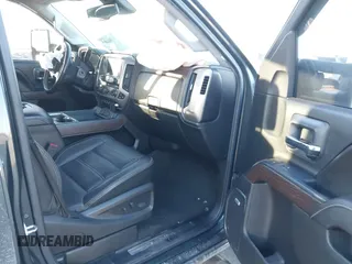 2017 GMC Sierra 2500HD Denali z VIN 1GT12UEG3HF132898, wystawiony jako IAAI lot #41442407 z przebiegiem 83 432 mil mil oraz . Historia ofert i sprzedaży dostępna na DreamBid. Obrazek 5.