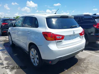 2015 Mitsubishi Outlander ES z VIN 4A4AP3AW6FE061328, wystawiony jako IAAI lot #42223295 z przebiegiem 177 461 mil mil oraz . Historia ofert i sprzedaży dostępna na DreamBid. Obrazek 3.