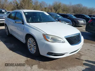 2011 Chrysler 200 Limited with VIN 1C3BC2FG4BN583036, listed as a IAAI auction lot 41617682 with 143,846 mi miles. Bid and sale history available at carsss.com. Image 1.