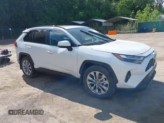 2025 Toyota RAV4 XLE Premium z VIN 2T3A1RFV2SW536438, wystawiony jako IAAI lot #42296756 z przebiegiem Nie podano mil oraz . Historia ofert i sprzedaży dostępna na DreamBid. Obrazek 1.