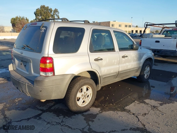 2007 Ford Escape XLS with VIN 1FMYU02Z07KB60389, listed as a IAAI auction lot 41135613 with 124,813 mi miles. Bid and sale history available at carsss.com. Image 4.