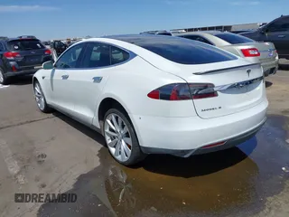 2014 Tesla Model S 60 z VIN 5YJSA1H13EFP33659, wystawiony jako IAAI lot #42101491 z przebiegiem 113 460 mil mil oraz . Historia ofert i sprzedaży dostępna na DreamBid. Obrazek 3.