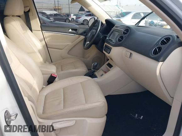 2012 Volkswagen Tiguan SE z VIN WVGAV7AX6CW535969, wystawiony jako IAAI lot #41464523 z przebiegiem 138 858 mil mil oraz . Historia ofert i sprzedaży dostępna na DreamBid. Obrazek 5.