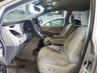 2016 Toyota Sienna LE z VIN 5TDJK3DC5GS132280, wystawiony jako Copart lot #57935445 z przebiegiem 167 966 mil mil oraz Czysty tytuł • Clean title. Historia ofert i sprzedaży dostępna na DreamBid. Obrazek 7.