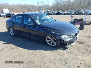 2015 BMW 3 Series 328i xDrive z VIN WBA3B5C57FF960334, wystawiony jako IAAI lot #41704690 z przebiegiem 127 776 mil mil oraz . Historia ofert i sprzedaży dostępna na DreamBid. Obrazek 1.