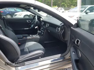 2015 Mercedes-Benz SLK 250 z VIN WDDPK4HA5FF110938, wystawiony jako IAAI lot #42098160 z przebiegiem 46 779 mil mil oraz . Historia ofert i sprzedaży dostępna na DreamBid. Obrazek 5.