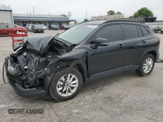 2022 Toyota Corolla Cross LE z VIN 7MUCAAAG5NV025028, wystawiony jako Copart lot #55278455 z przebiegiem 38 072 mil mil oraz Szkody całkowita. Historia ofert i sprzedaży dostępna na DreamBid. Obrazek 1.