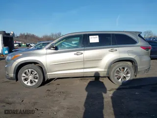2015 Toyota Highlander LE with VIN 5TDBKRFH7FS200755, listed as a IAAI auction lot 41758609 with 139,267 mi miles. Bid and sale history available at carsss.com. Image 14.