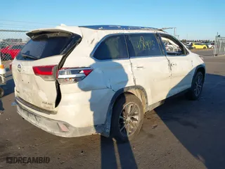 2019 Toyota Highlander SE with VIN 5TDJZRFH2KS566656, listed as a IAAI auction lot 41279310 with 103,172 mi miles. Bid and sale history available at carsss.com. Image 4.