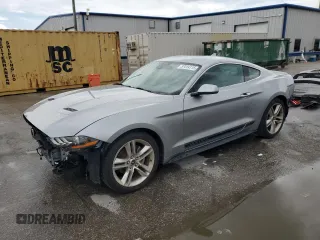 2021 Ford Mustang EcoBoost z VIN 1FA6P8TH2M5140135, wystawiony jako Copart lot #57414115 z przebiegiem 61 792 mil mil oraz Szkoda całkowita • Salvage title. Historia ofert i sprzedaży dostępna na DreamBid. Obrazek 1.