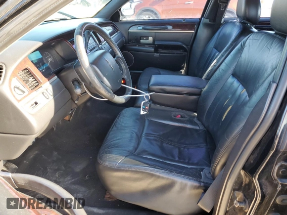 2006 Lincoln Town Car Signature z VIN 1LNHM81V96Y633439, wystawiony jako Copart lot #56548985 z przebiegiem 146 823 mil mil oraz Szkody całkowita. Historia ofert i sprzedaży dostępna na DreamBid. Obrazek 7.