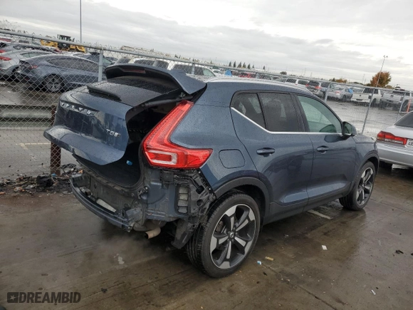 2019 Volvo XC40 Inscription with VIN YV4162UL2K2104920, listed as a Copart auction lot 81936534 with 35,394 mi miles and Salvage Title. Bid and sale history available at carsss.com. Image 3.