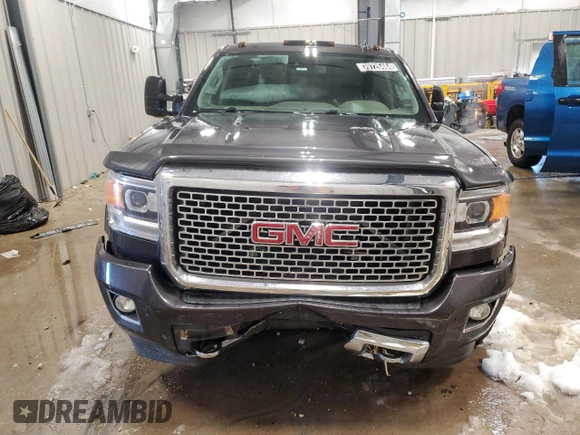 2015 GMC Sierra 3500HD Denali z VIN 1GT424E82FF125315, wystawiony jako Copart lot #79726484 z przebiegiem 147 731 mil mil oraz Czysty tytuł • Clean title. Historia ofert i sprzedaży dostępna na DreamBid. Obrazek 5.