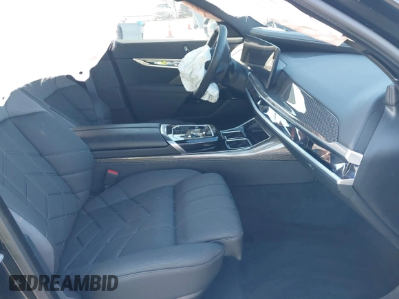 2023 BMW i7 xDrive60 z VIN WBY53EJ05PCN86100, wystawiony jako IAAI lot #40845180 z przebiegiem 4 231 mil mil oraz . Historia ofert i sprzedaży dostępna na DreamBid. Obrazek 5.