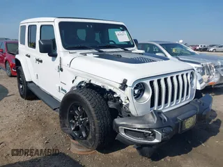 2021 Jeep Wrangler Unlimited Sahara z VIN 1C4JJXP6XMW840844, wystawiony jako IAAI lot #42152271 z przebiegiem 68 209 mil mil oraz . Historia ofert i sprzedaży dostępna na DreamBid. Obrazek 1.