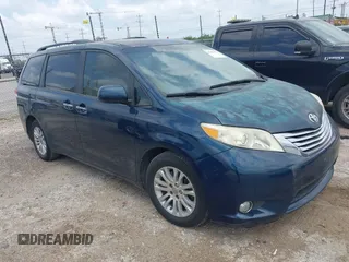 2012 Toyota Sienna XLE AAS z VIN 5TDYK3DC2CS179436, wystawiony jako IAAI lot #42381599 z przebiegiem 305 453 mil mil oraz . Historia ofert i sprzedaży dostępna na DreamBid. Obrazek 1.