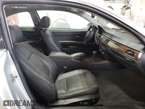 2009 BMW 3 Series 328i xDrive z VIN WBAWV53599P081291, wystawiony jako Copart lot #54995815 z przebiegiem 94 104 mil mil oraz Czysty tytuł • Clean title. Historia ofert i sprzedaży dostępna na DreamBid. Obrazek 10.