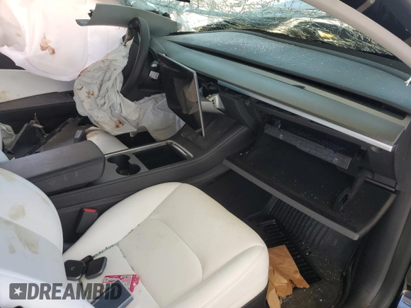 2022 Tesla Model Y Performance z VIN 7SAYGDEF2NF448013, wystawiony jako Copart lot #52323435 z przebiegiem Nie podano mil oraz Nie do naprawy • Non repairable. Historia ofert i sprzedaży dostępna na DreamBid. Obrazek 8.