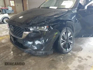 2023 Mazda CX-5 S Premium Plus z VIN JM3KFBEM8P0130642, wystawiony jako IAAI lot #41879316 z przebiegiem Nie podano mil oraz . Historia ofert i sprzedaży dostępna na DreamBid. Obrazek 6.