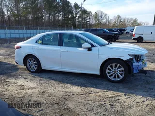 2024 Toyota Camry LE z VIN 4T1C11AK3RU879043, wystawiony jako IAAI lot #41601018 z przebiegiem 38 442 mil mil oraz . Historia ofert i sprzedaży dostępna na DreamBid. Obrazek 14.